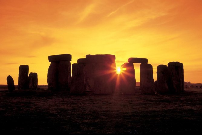 Small-Group to Bath, Lacock, Avebury and Stonehenge from London - Coach commentary: the Roman road, Silbury Hill, and the White Horse