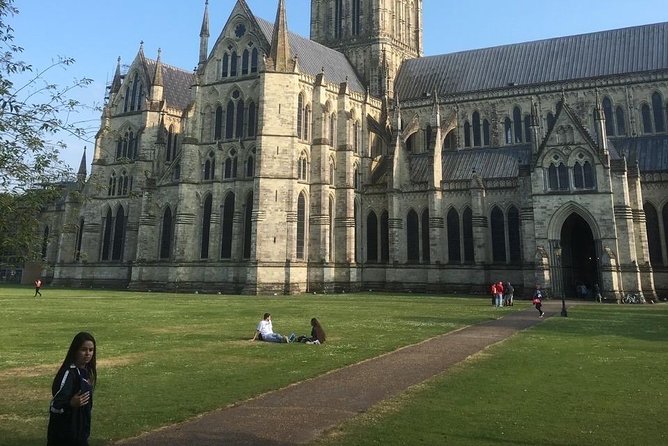 Stonehenge & Salisbury Cathedral: Private Day Trip from London - Stonehenge: Two Hours at the English Heritage Managed Icon