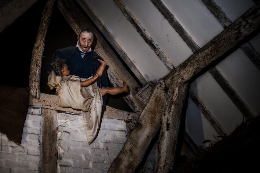 Stratford-upon-Avon: Lantern-Lit Ghost Tour at Tudor World - Entering Tudor World at night: the corridors that feel endless