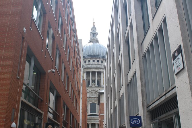 Superhero London Walking Tour with Private Guide - How the guide makes the scenes click
