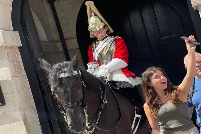 The Changing of the Guard Tour and Buckingham Palace - Timing, weather, and what happens if the ceremony doesn’t cooperate