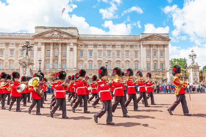 The Changing of the Guard Tour and Buckingham Palace - Meeting point at Green Park: show up on time and you’ll be fine