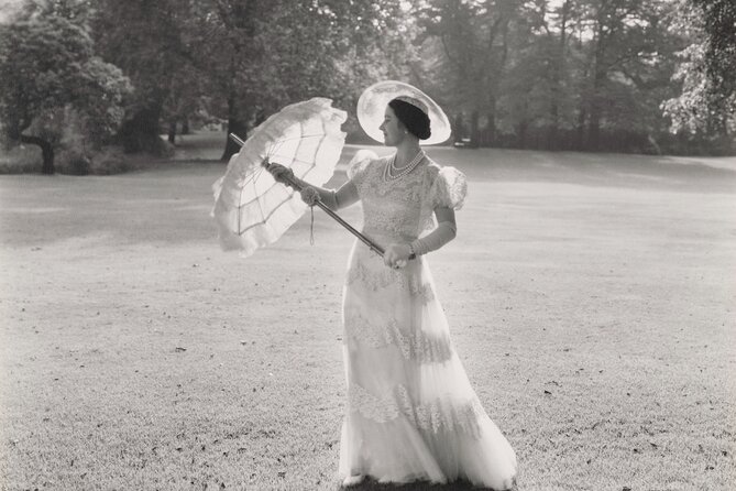 The Kings Gallery - Queen Elizabeth II: Her Life in Style - Price and value: $30.23 is fair, but only if you play it right