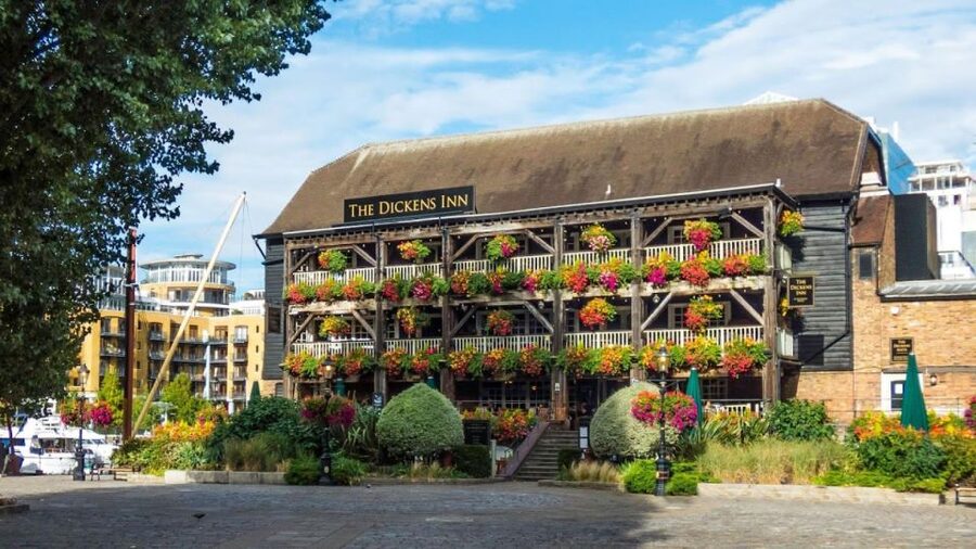 The London Historic Pubs Tour - Captain Kidd pub: pirate name, Execution Dock shadow