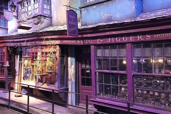 The Magic of Harry Potter Private Guided Tour for Kids and Families in London - Trafalgar Square’s lions and the Diagon Alley detour