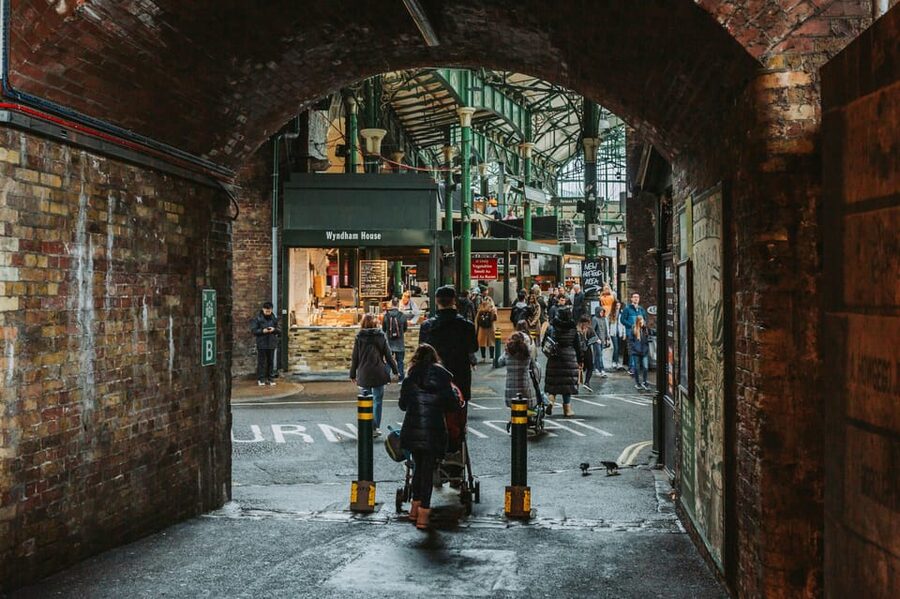 The most complete and exclusive Harry Potter tour in London - Meeting Rubén at King’s Cross and spotting the Ravenclaw umbrella