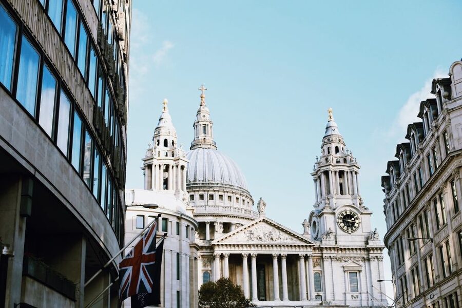 The Old City of London - Guided Walking Tour 12 guests 2,5h - St Bride’s Church and St Paul’s Cathedral: turning streets into a story map