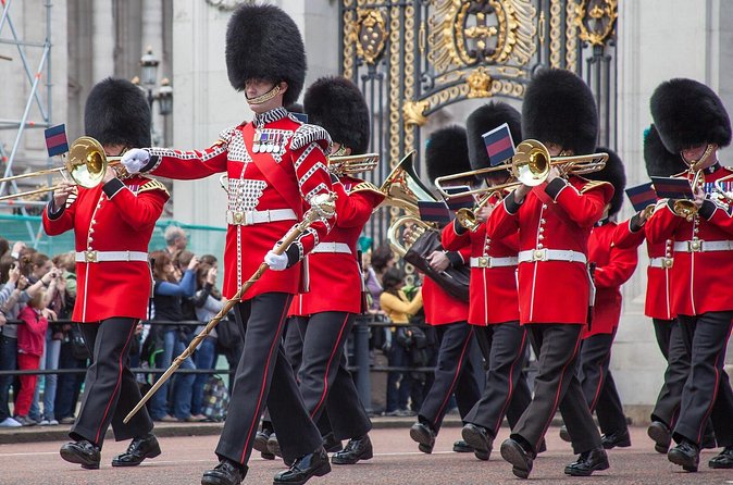 The Original Royal Changing of the Guard Experience - An indoor shopping break: the first and fanciest mall stop
