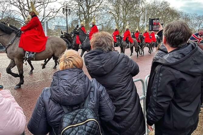 The Total London Private Taxi Tour Experience - Buckingham Palace: the classic royal entrance (without ticket stress)