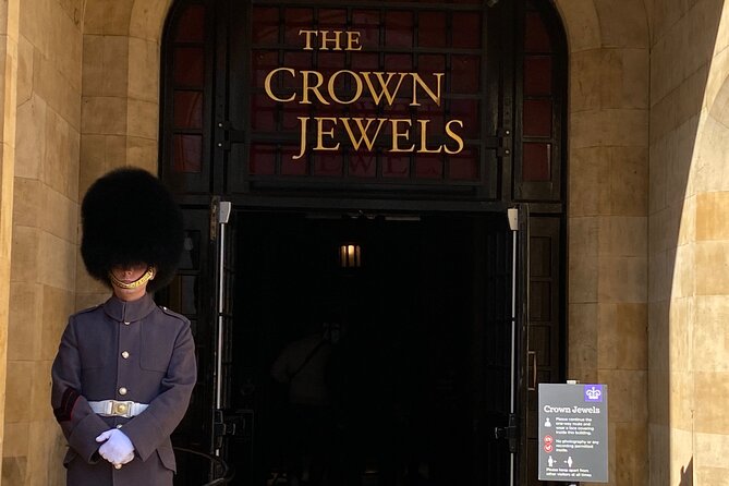 The Tower of London - Small Group Tour with a Local Expert - Stop 1: The Tower of London sites that most first-timers miss