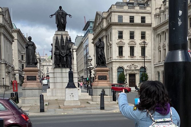 The women of London - Buckingham Palace and The Mall: hearing the story at the palace gate