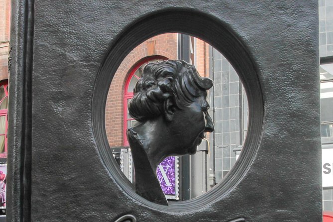 The women of London - Downing Street area and the Women of World War II Memorial: fast stop, strong connection