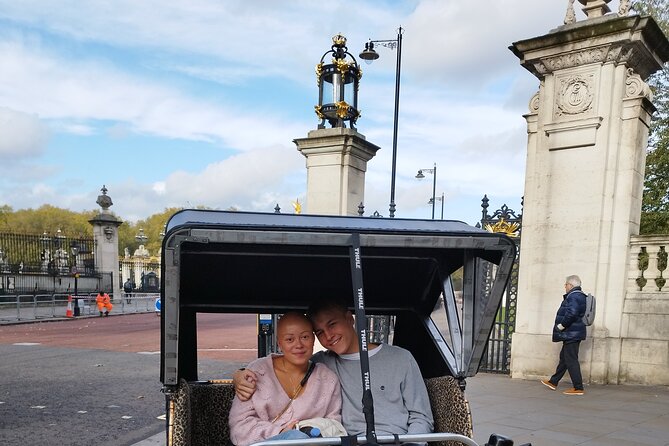 Touching Distance LONDON Rickshaw/Pedicab Private Tour - Tower of London and the City: moving from royal stories to church-and-journalism views