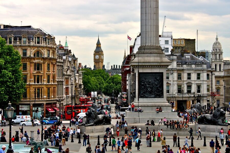 Tour in Italian: Londra in un Giorno - Starting in Westminster: the Caffè Nero meeting point that actually makes sense