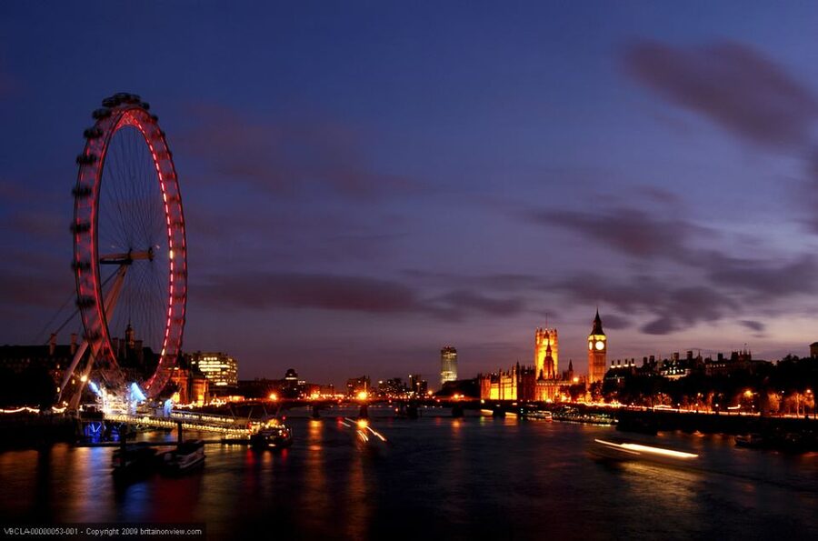 Tour of London and Christmas Day Lunch Cruise - Christmas Lights and Royal-Scale Landmarks Without the Grind