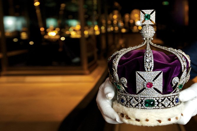 Tower of London and Crown Jewels Exhibition Ticket - White Tower and Royal Armouries: king-sized rooms and warroom realism