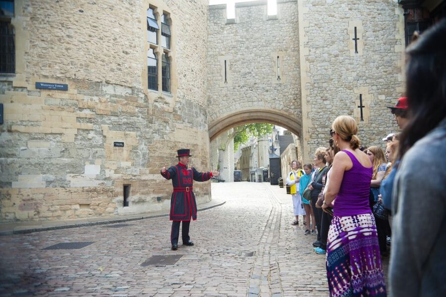 Tower of London: Beefeater Opening Ceremony & Crown Jewels - Why the Beefeaters Opening Ceremony changes your whole Tower visit