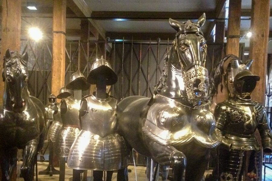 Tower of London: Beefeater Opening Ceremony & Crown Jewels - Choosing the right Changing of the Guards option (and why the day matters)