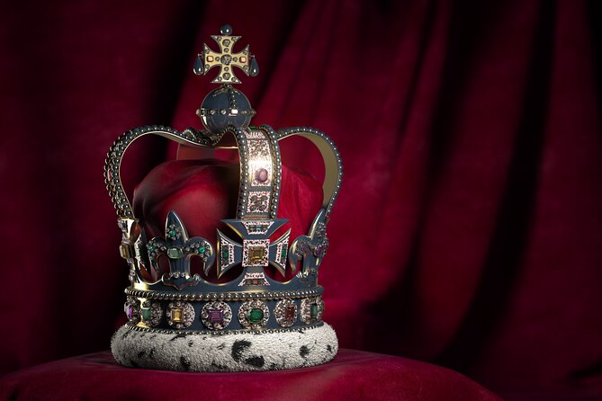 Tower of London: Crown Jewels & Beefeater Opening Ceremony - Guides make it, but the structure keeps it fair