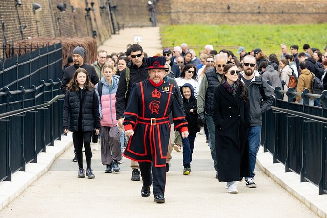Tower of London & Crown Jewels Tour with Beefeater Meet & Greet - Beefeater Meet & Greet: the Yeoman Warder moment you can’t fake