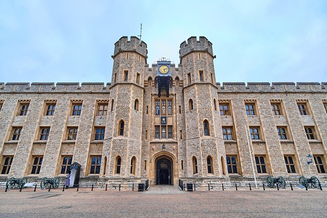 Tower of London & Crown Jewels Tour with Beefeater Meet & Greet - Small group size: why it feels more like a conversation