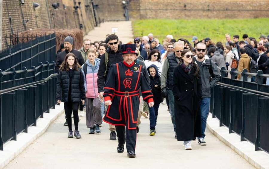 Tower of London Early Access & Beefeater Opening Ceremony - Crown Jewels in Jewel House: Calm First Looks, Not Chaos
