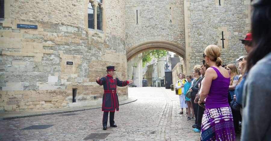 Tower of London Early Access & Beefeater Opening Ceremony - The Meeting Point and How the Tour Flow Actually Works
