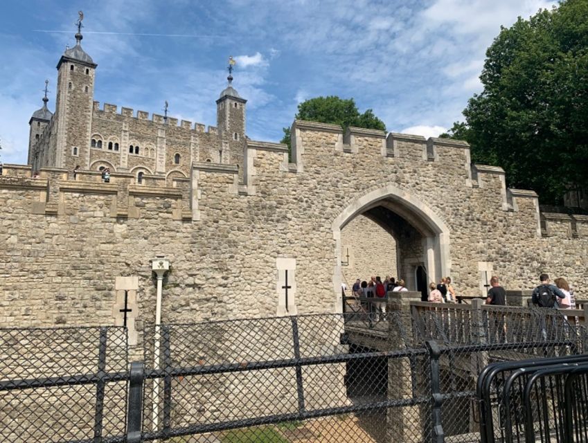 Tower of London: Early Access with Crown Jewels & Beefeaters - Inside the Tower: Traitor’s Gate, Bloody Tower, and your short free-exploration window