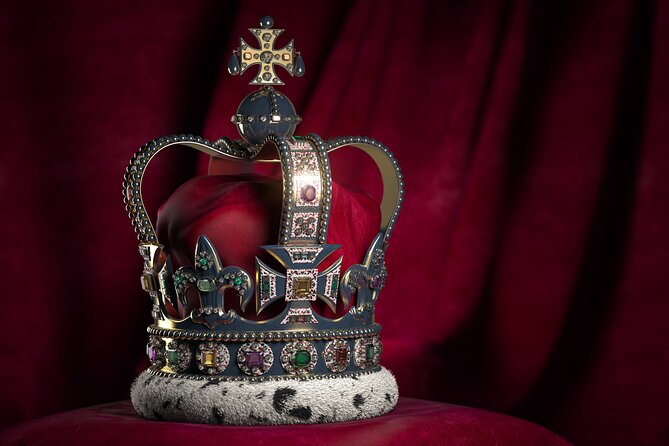 Tower of London Fully Guided Private Tour - Royal Armouries and tower ravens: learning the meaning behind the objects