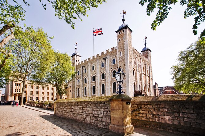 Tower of London Fully Guided Private Tour - Beefeaters and outside views: humor that makes the history stick