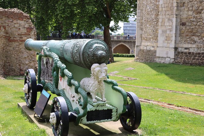 Tower of London Guided Tour, Crown Jewels, Tower Bridge - The Tower of London guided tour: dungeons, royal drama, and the living history bits