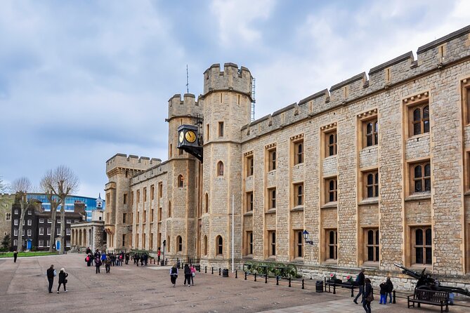 Tower of London Guided Tour, Crown Jewels, Tower Bridge - What to expect on the ground: pacing, walking, and comfort