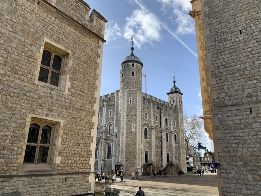 Tower of London Kid-Friendly Private Tour - Beefeaters: ceremonial guards with a real backstory