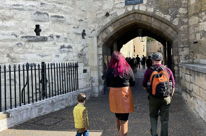 Tower of London Private Guided Tour for Kids and Families - Logistics that make your day easier: where to meet and how to arrive