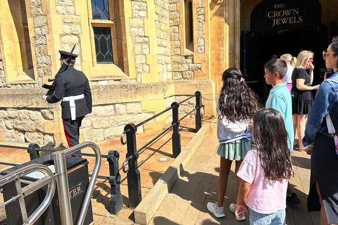 Tower of London Private Tour with Blue Badge Guide - White Tower, Medieval Tower, and the Norman-to-Royal Power Story