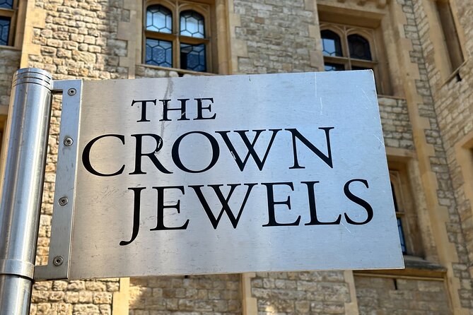 Tower of London Private Tour with Blue Badge Guide - Tower Green, Royal Menagerie, and the Stories Behind the Scenery