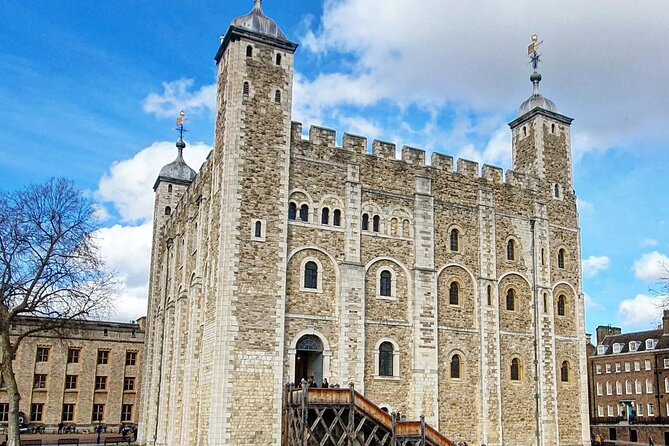 Tower of London Ticket with Audio Guide and Unlimited Entry Time - Stop 1: Tower of London Entry and Getting Your Bearings
