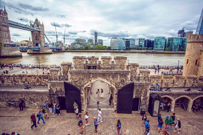Tower of London Ticket with Audio Guide and Unlimited Entry Time - Stop 3: White Tower and the Arms, Armour and Line of Kings