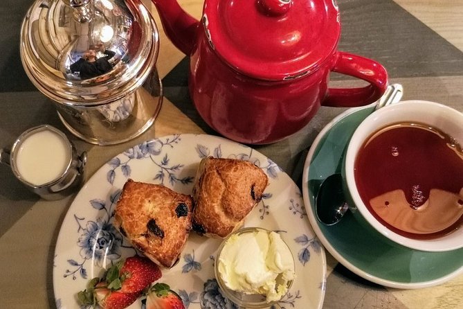 Traditional English Walking Food Tour With London Food Tours - The guide-led format in Borough Market: how you avoid the chaos