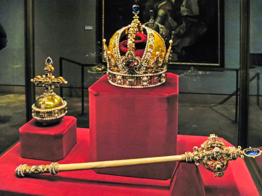 Ultimate Tower of London, Beefeater Welcome & Crown Jewels - Meeting at Starbucks: Get Oriented Fast