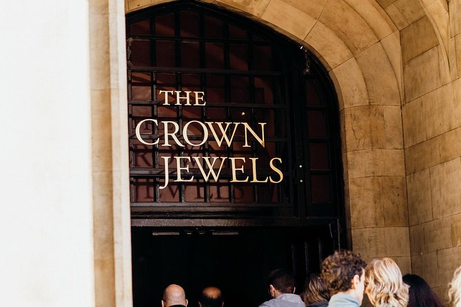 VIP Early Access Opening Ceremony Tower of London & River Cruise - Guides and the headset system: why it matters inside