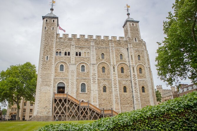 VIP Tower of London and Crown Jewels Tour with Private Beefeater Meet & Greet - Meeting at Starbucks, then getting in before the crowds hit
