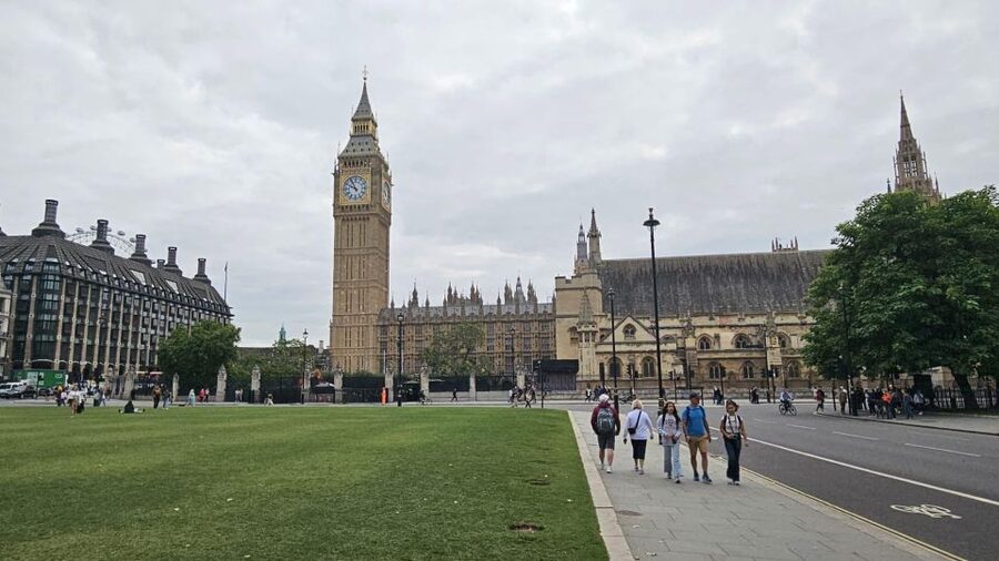 VIP Westminster Abbey & Upper Gallery and Buckingham Palace - Step into the Cloisters: the quieter side of Westminster