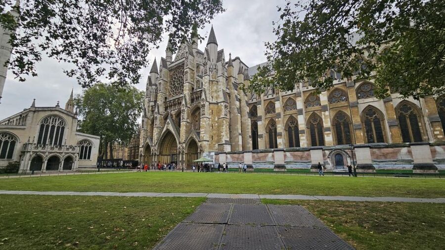 VIP Westminster Abbey & Upper Gallery and Buckingham Palace - A royal-court lens: what the guide actually brings to the tour