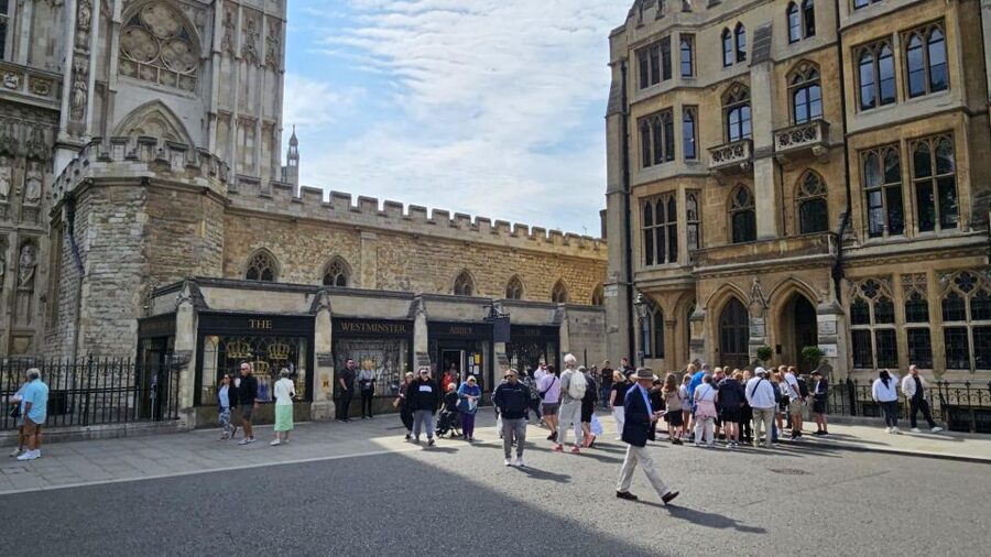 VIP Westminster Abbey & Upper Gallery and Buckingham Palace - Buckingham Palace: what you’ll see, and what you won’t