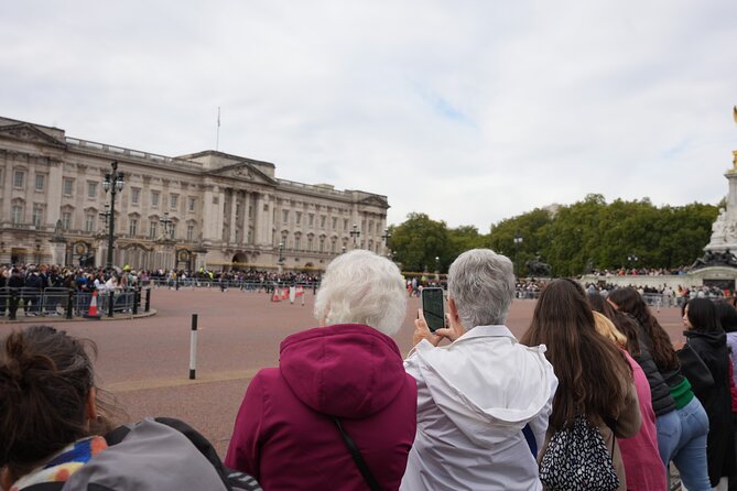 Westminster Abbey, Big Ben, Buckingham Guided Tour of London - Between the Abbey and the Royals: Coffee Break and Pace