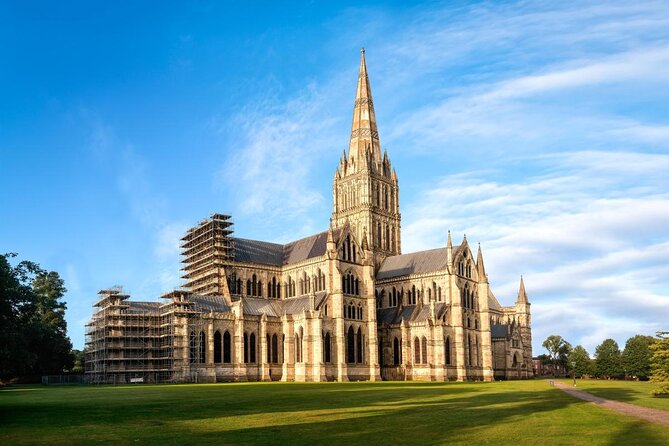Windsor Castle, Stonehenge & Salisbury Cathedral Guided Tour - Meeting at Victoria and what to expect on the bus