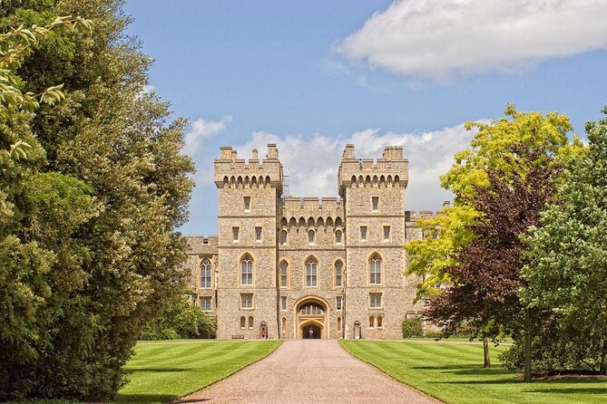 Windsor, Stonehenge and Bath Day Trip from London Spanish - Windsor Castle and St George’s Chapel: The Royal Palace in a Short Window