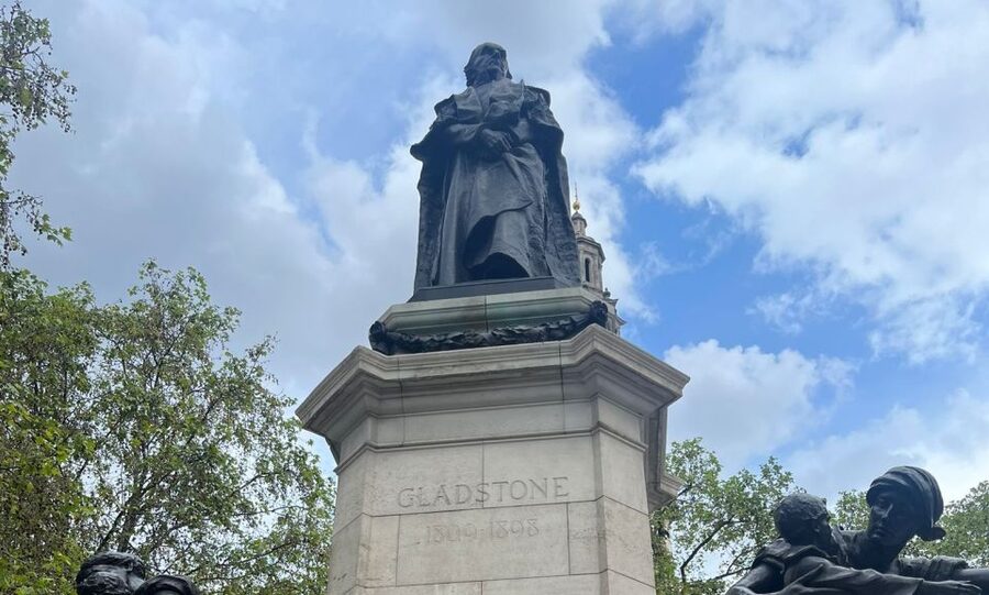Woolf & Dickens: London Literary Tour & Writing Workshop - Starting at Waterloo Bridge: Woolf’s View and Your First Draft